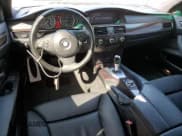 ✅ 2010 BMW 5 Series 550i • VIN: WBANW5C58ACT56136 • Lot: 82199915. Wystawiony na Copart z przebiegiem 116 580 mil. Bezpłatny archiwum sprzedaży aukcyjnych z USA i szczegółowy raport historii pojazdu na DreamBid. Zdjęcie 8.