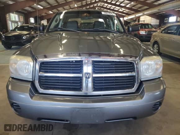 2006 Dodge Dakota SLT z VIN 1D7HW48N26S619341, wystawiony jako Copart lot #70210794 z przebiegiem 81 671 mil mil oraz Czysty tytuł • Clean title. Historia ofert i sprzedaży dostępna na DreamBid. Obrazek 5.