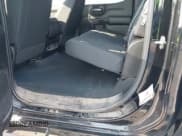 ✅ 2021 Chevrolet Silverado 1500 Custom Trail Boss • VIN: 1GCPYCEFXMZ447720 • Lot: 42997924. Wystawiony na IAAI z przebiegiem 39 845 mil. Bezpłatny archiwum sprzedaży aukcyjnych z USA i szczegółowy raport historii pojazdu na DreamBid. Zdjęcie 6.