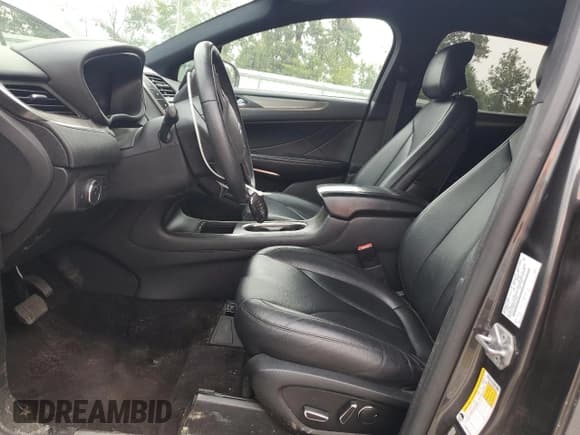 ✅ 2017 Lincoln MKC Premiere • VIN: 5LMCJ1D96HUL33857 • Lot: 70582765. Wystawiony na Copart z przebiegiem 94 615 mil. Bezpłatny archiwum sprzedaży aukcyjnych z USA i szczegółowy raport historii pojazdu na DreamBid. Zdjęcie 7.