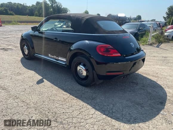 ✅ 2014 Volkswagen Beetle 2.5L • VIN: 3VW5P7AT4EM807139 • Лот: 90394075. Опубликован ранее на Copart с пробегом Не указан. Бесплатный доступ к архиву аукционных продаж из США и подробный отчёт об истории автомобиля на DreamBid. Изображение 3.