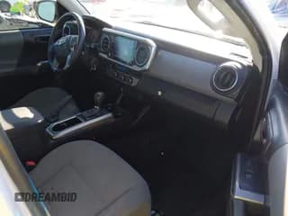 ✅ 2022 Toyota Tacoma SR5 • VIN: 3TMAZ5CNXNM184608 • Lot: 43794209. Wystawiony na IAAI z przebiegiem 48 491 mil. Bezpłatny archiwum sprzedaży aukcyjnych z USA i szczegółowy raport historii pojazdu na DreamBid. Zdjęcie 5.