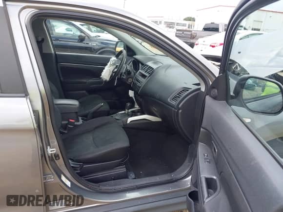 2013 Mitsubishi Outlander ES z VIN 4A4AP3AUXDE020860, wystawiony jako IAAI lot #43064158 z przebiegiem 162 134 mil mil oraz . Historia ofert i sprzedaży dostępna na DreamBid. Obrazek 5.