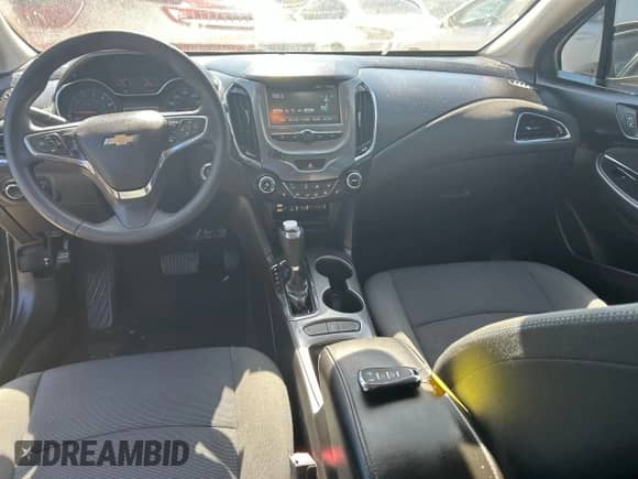 ✅ 2018 Chevrolet Cruze LT • VIN: 1G1BE5SM0J7100110 • Lot: 91317525. Wystawiony na Copart z przebiegiem 120 759 mil mil. Skorzystaj z bezpłatnego archiwum sprzedaży aukcyjnych z USA i zobacz szczegółowy raport historii pojazdu na DreamBid. Zdjęcie 9.