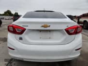 ✅ 2018 Chevrolet Cruze LT • VIN: 1G1BE5SM0J7172361 • Lot: 84968795. Wystawiony na Copart z przebiegiem 74 695 mil. Bezpłatny archiwum sprzedaży aukcyjnych z USA i szczegółowy raport historii pojazdu na DreamBid. Zdjęcie 6.