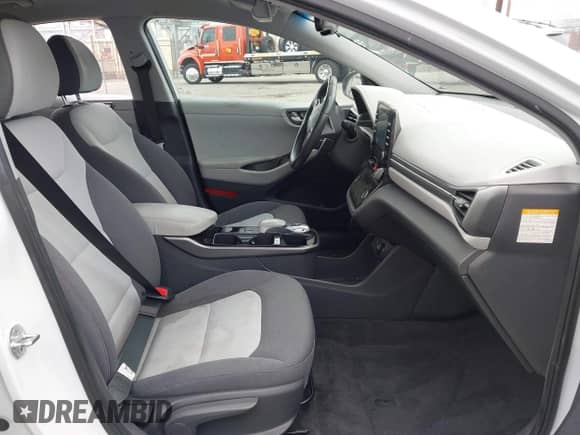 2020 Hyundai Ioniq SE z VIN KMHC75LJ2LU071350, wystawiony jako IAAI lot #42169600 z przebiegiem 74 011 mil mil oraz . Historia ofert i sprzedaży dostępna na DreamBid. Obrazek 5.