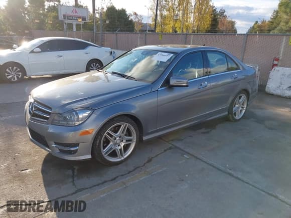 ✅ 2014 Mercedes-Benz C 350 Sport • VIN: WDDGF5HB1ER320310 • Lot: 43760597. Wystawiony na IAAI z przebiegiem 130 622 mil. Bezpłatny archiwum sprzedaży aukcyjnych z USA i szczegółowy raport historii pojazdu na DreamBid. Zdjęcie 2.