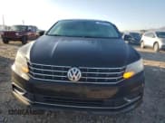 ✅ 2017 Volkswagen Passat SE • VIN: 1VWBT7A3XHC020765 • Lot: 90501125. Wystawiony na Copart z przebiegiem 130 633 mil. Bezpłatny archiwum sprzedaży aukcyjnych z USA i szczegółowy raport historii pojazdu na DreamBid. Zdjęcie 5.