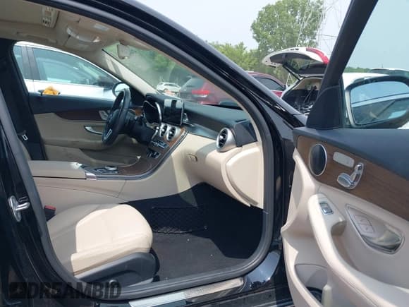 ✅ 2020 Mercedes-Benz C 300 • VIN: WDDWF8EB1LR549066 • Lot: 42453123. Wystawiony na IAAI z przebiegiem 36 472 mil. Bezpłatny archiwum sprzedaży aukcyjnych z USA i szczegółowy raport historii pojazdu na DreamBid. Zdjęcie 5.