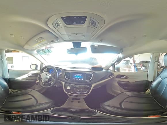 ✅ 2020 Chrysler Voyager LXi • VIN: 2C4RC1DG1LR172723 • Lot: 82142135. Wystawiony na Copart z przebiegiem 108 857 mil. Bezpłatny archiwum sprzedaży aukcyjnych z USA i szczegółowy raport historii pojazdu na DreamBid. Zdjęcie 15.