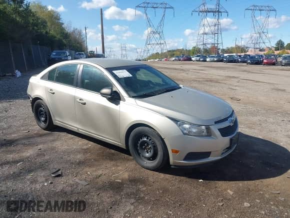 2014 Chevrolet Cruze LS z VIN 1G1PA5SG4E7425909, wystawiony jako IAAI lot #43494913 z przebiegiem 76 172 mil mil oraz . Historia ofert i sprzedaży dostępna na DreamBid. Obrazek 1.