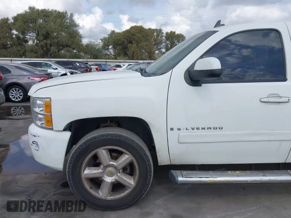 ✅ 2008 Chevrolet Silverado 1500 1LT • VIN: 3GCEC13J98G295808 • Lot: 43534433. Wystawiony na IAAI z przebiegiem 285 031 mil. Bezpłatny archiwum sprzedaży aukcyjnych z USA i szczegółowy raport historii pojazdu na DreamBid. Zdjęcie 18.