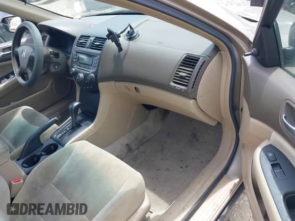 2006 Honda Accord VP z VIN 1HGCM56186A068324, wystawiony jako IAAI lot #42636845 z przebiegiem 176 530 mil mil oraz . Historia ofert i sprzedaży dostępna na DreamBid. Obrazek 5.