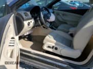 ✅ 2015 Volkswagen Eos Komfort • VIN: WVWBW8AH9FV001489 • Лот: 68965725. Опубликован ранее на Copart с пробегом 98 038 миль. Бесплатный доступ к архиву аукционных продаж из США и подробный отчёт об истории автомобиля на DreamBid. Изображение 8.