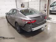 ✅ 2023 Toyota Camry SE • VIN: 4T1G11AKXPU169426 • Lot: 43470476. Wystawiony na IAAI z przebiegiem 33 288 mil. Bezpłatny archiwum sprzedaży aukcyjnych z USA i szczegółowy raport historii pojazdu na DreamBid. Zdjęcie 3.