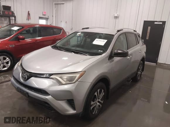 ✅ 2017 Toyota RAV4 LE • VIN: 2T3BFREV8HW646796 • Lot: 41731146. Wystawiony na IAAI z przebiegiem 134 601 mil. Bezpłatny archiwum sprzedaży aukcyjnych z USA i szczegółowy raport historii pojazdu na DreamBid. Zdjęcie 6.