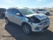✅ 2018 Ford Escape SE • VIN: 1FMCU9GD0JUA82249 • Lot: 43160876. Wystawiony na IAAI z przebiegiem 114 970 mil. Bezpłatny archiwum sprzedaży aukcyjnych z USA i szczegółowy raport historii pojazdu na DreamBid. Zdjęcie 1.
