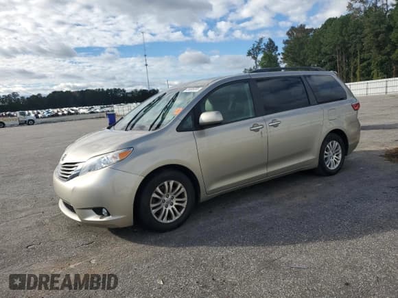 ✅ 2017 Toyota Sienna XLE Auto Access Seat • VIN: 5TDYZ3DC8HS776335 • Lot: 86506385. Wystawiony na Copart z przebiegiem 135 570 mil. Bezpłatny archiwum sprzedaży aukcyjnych z USA i szczegółowy raport historii pojazdu na DreamBid. Zdjęcie 1.