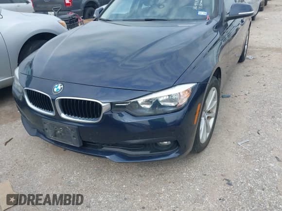 ✅ 2017 BMW 3 Series 320i • VIN: WBA8A9C3XHK864447 • Lot: 42106344. Listed on IAAI with 61,532 mi. Free auction sales archive from the USA and detailed vehicle history report at DreamBid. Image 6.