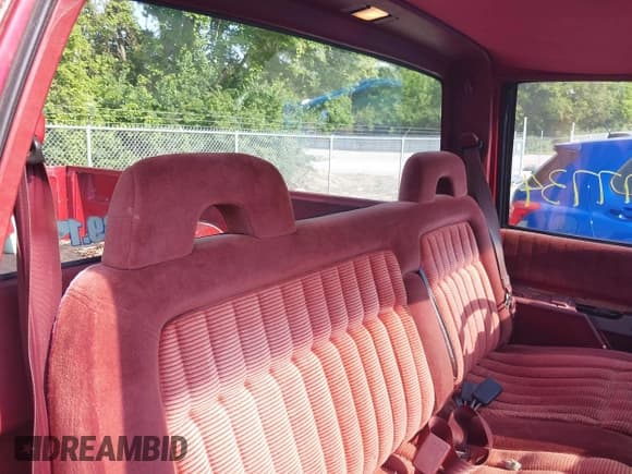 ✅ 1992 Chevrolet Silverado 2500 • VIN: 1GCFK24K7NE206678 • Lot: 42577734. Wystawiony na IAAI z przebiegiem 198 883 mil. Bezpłatny archiwum sprzedaży aukcyjnych z USA i szczegółowy raport historii pojazdu na DreamBid. Zdjęcie 8.