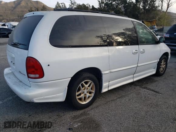 ✅ 1998 Dodge Caravan LE • VIN: 1B4GP54L1WB720025 • Lot: 47730365. Listed on Copart with 88,231 mi. Free auction sales archive from the USA and detailed vehicle history report at DreamBid. Image 3.
