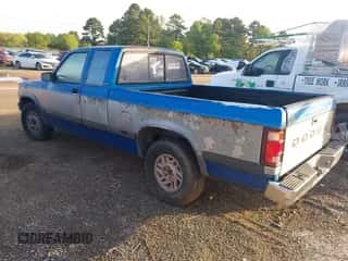 1993 Dodge Dakota z VIN 1B7GL23Y8PS210332, wystawiony jako IAAI lot #41875038 z przebiegiem 215 599 mil mil oraz . Historia ofert i sprzedaży dostępna na DreamBid. Obrazek 3.