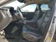 ✅ 2018 Volvo XC60 Momentum • VIN: LYV102RK3JB100845 • Lot: 90073965. Wystawiony na Copart z przebiegiem 58 828 mil. Bezpłatny archiwum sprzedaży aukcyjnych z USA i szczegółowy raport historii pojazdu na DreamBid. Zdjęcie 7.