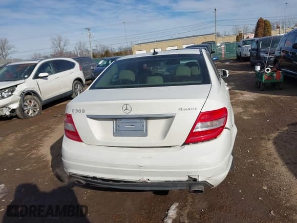 ✅ 2011 Mercedes-Benz C 300 Sport • VIN: WDDGF8BB4BR180565 • Lot: 43845789. Listed on IAAI with 144,831 mi. Free auction sales archive from the USA and detailed vehicle history report at DreamBid. Image 16.