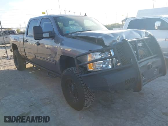 ✅ 2014 Chevrolet Silverado 2500HD LT • VIN: 1GC1KXE88EF160895 • Lot: 43581202. Wystawiony na IAAI z przebiegiem 299 042 mil. Bezpłatny archiwum sprzedaży aukcyjnych z USA i szczegółowy raport historii pojazdu na DreamBid. Zdjęcie 1.