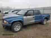 2002 Dodge Dakota Sport z VIN 1B7HL38X62S686016, wystawiony jako Copart lot #52917944 z przebiegiem 268 964 mil mil oraz Szkoda całkowita • Salvage title. Historia ofert i sprzedaży dostępna na DreamBid. Obrazek 1.