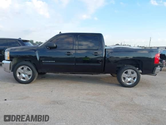 2012 Chevrolet Silverado 1500 LT z VIN 3GCPCSE05CG146498, wystawiony jako IAAI lot #43455786 z przebiegiem 258 971 mil mil oraz . Historia ofert i sprzedaży dostępna na DreamBid. Obrazek 14.