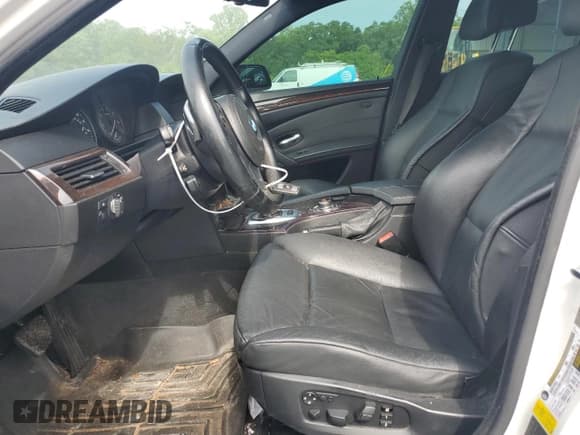 ✅ 2010 BMW 5 Series 550i • VIN: WBANW5C52ACT56181 • Lot: 57142475. Wystawiony na Copart z przebiegiem 118 766 mil. Bezpłatny archiwum sprzedaży aukcyjnych z USA i szczegółowy raport historii pojazdu na DreamBid. Zdjęcie 7.