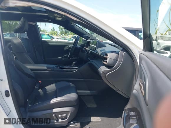 ✅ 2024 Toyota Crown XLE • VIN: JTDAAAAF7R3028433 • Lot: 42533234. Wystawiony na IAAI z przebiegiem 28 651 mil. Bezpłatny archiwum sprzedaży aukcyjnych z USA i szczegółowy raport historii pojazdu na DreamBid. Zdjęcie 5.