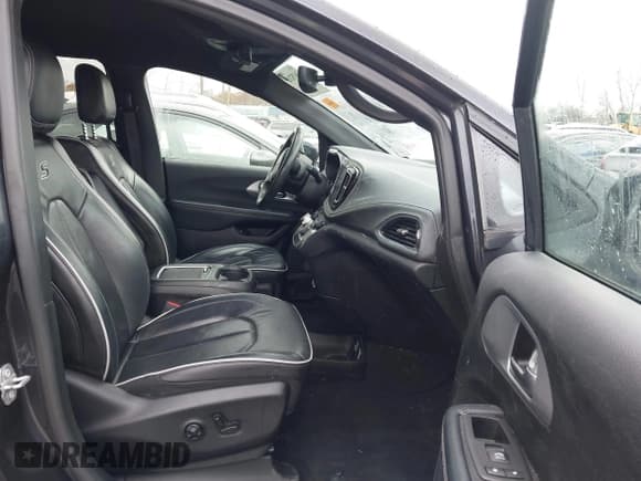 ✅ 2020 Chrysler Pacifica Hybrid Limited • VIN: 2C4RC1N74LR251205 • Lot: 43675212. Wystawiony na IAAI z przebiegiem 75 060 mil. Bezpłatny archiwum sprzedaży aukcyjnych z USA i szczegółowy raport historii pojazdu na DreamBid. Zdjęcie 5.