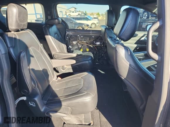 ✅ 2018 Chrysler Pacifica Touring L • VIN: 2C4RC1BG9JR157354 • Лот: 87260765. Опубликован ранее на Copart с пробегом 139 005 миль. Бесплатный доступ к архиву аукционных продаж из США и подробный отчёт об истории автомобиля на DreamBid. Изображение 11.