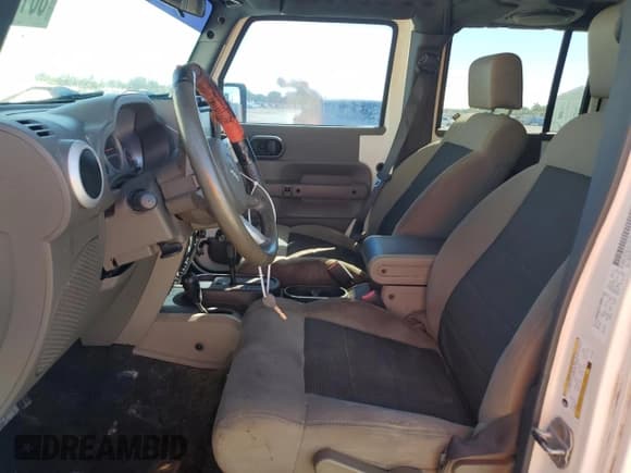 ✅ 2010 Jeep Wrangler Unlimited Sahara • VIN: 1J4HA5H19AL195181 • Lot: 86136385. Wystawiony na Copart z przebiegiem 207 277 mil. Bezpłatny archiwum sprzedaży aukcyjnych z USA i szczegółowy raport historii pojazdu na DreamBid. Zdjęcie 7.