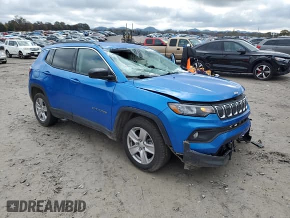 ✅ 2022 Jeep Compass Latitude • VIN: 3C4NJCBBXNT229704 • Lot: 90635135. Listed on Copart with 28,015 mi. Free auction sales archive from the USA and detailed vehicle history report at DreamBid. Image 4.