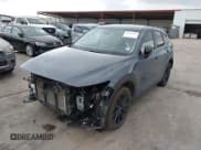 ✅ 2025 Mazda CX-5 S Carbon Edition • VIN: JM3KFBCM2S0689664 • Лот: 43767611. Опубликован ранее на IAAI с пробегом 15 635 миль. Бесплатный доступ к архиву аукционных продаж из США и подробный отчёт об истории автомобиля на DreamBid. Изображение 2.