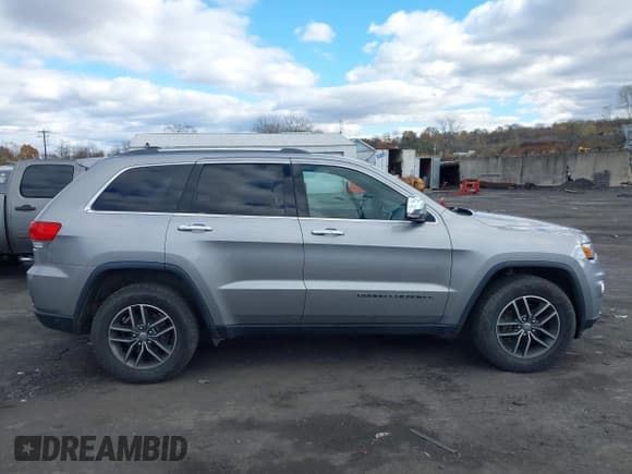 ✅ 2018 Jeep Grand Cherokee Limited • VIN: 1C4RJFBG7JC180997 • Lot: 43614446. Wystawiony na IAAI z przebiegiem 128 111 mil. Bezpłatny archiwum sprzedaży aukcyjnych z USA i szczegółowy raport historii pojazdu na DreamBid. Zdjęcie 13.