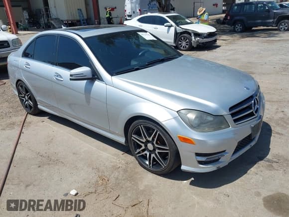 ✅ 2014 Mercedes-Benz C 250 Sport • VIN: WDDGF4HB5ER307781 • Lot: 42223138. Wystawiony na IAAI z przebiegiem 186 457 mil. Bezpłatny archiwum sprzedaży aukcyjnych z USA i szczegółowy raport historii pojazdu na DreamBid. Zdjęcie 1.