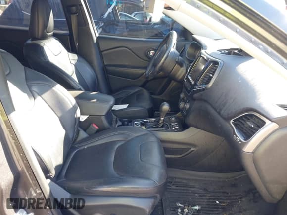 ✅ 2019 Jeep Cherokee Limited • VIN: 1C4PJMDX2KD284219 • Lot: 43486661. Wystawiony na IAAI z przebiegiem 90 000 mil. Bezpłatny archiwum sprzedaży aukcyjnych z USA i szczegółowy raport historii pojazdu na DreamBid. Zdjęcie 5.