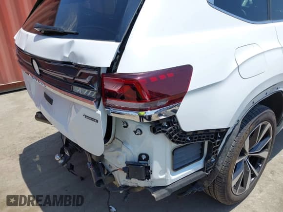 ✅ 2024 Volkswagen Atlas SEL Premium R-Line • VIN: 1V2FR2CA9RC580004 • Lot: 42573560. Wystawiony na IAAI z przebiegiem 10 349 mil. Bezpłatny archiwum sprzedaży aukcyjnych z USA i szczegółowy raport historii pojazdu na DreamBid. Zdjęcie 19.