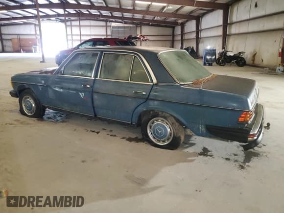 ✅ 1981 Mercedes-Benz 240 • VIN: WDBAB23A3BB276290 • Lot: 63323515. Wystawiony na Copart z przebiegiem 258 266 mil. Bezpłatny archiwum sprzedaży aukcyjnych z USA i szczegółowy raport historii pojazdu na DreamBid. Zdjęcie 2.