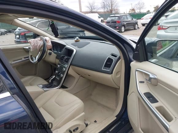 ✅ 2015 Volvo XC60 T5 Platinum • VIN: YV4612RM7F2730992 • Lot: 43670814. Wystawiony na IAAI z przebiegiem 89 723 mil. Bezpłatny archiwum sprzedaży aukcyjnych z USA i szczegółowy raport historii pojazdu na DreamBid. Zdjęcie 5.