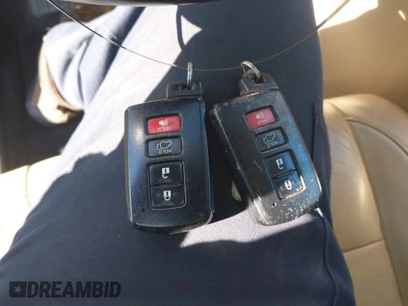 ✅ 2015 Toyota Highlander XLE • VIN: 5TDKKRFH9FS097144 • Лот: 43702148. Опубликован ранее на IAAI с пробегом 296 361 миль. Бесплатный доступ к архиву аукционных продаж из США и подробный отчёт об истории автомобиля на DreamBid. Изображение 11.