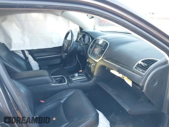 ✅ 2020 Chrysler 300 Limited • VIN: 2C3CCAKG5LH142031 • Lot: 41779681. Wystawiony na IAAI z przebiegiem 73 899 mil. Bezpłatny archiwum sprzedaży aukcyjnych z USA i szczegółowy raport historii pojazdu na DreamBid. Zdjęcie 5.