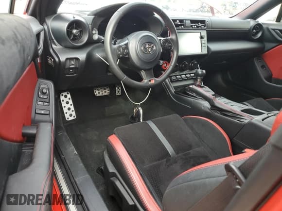 ✅ 2024 Toyota 86 TRUENO Edition • VIN: JF1ZNBM16R8750627 • Лот: 84410435. Опубликован ранее на Copart с пробегом 8 673 миль. Бесплатный доступ к архиву аукционных продаж из США и подробный отчёт об истории автомобиля на DreamBid. Изображение 8.