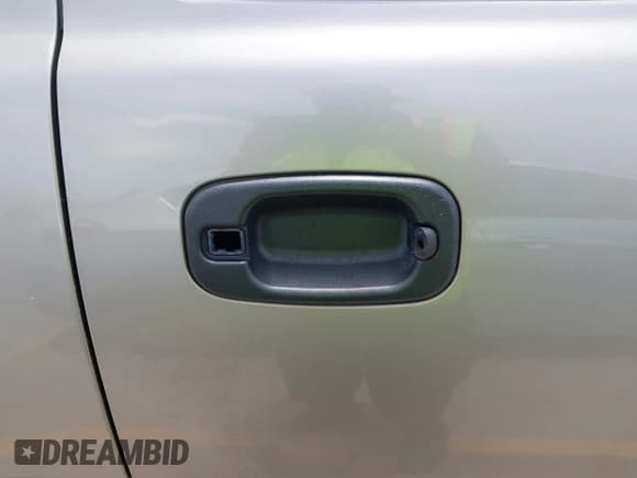 ✅ 2003 Chevrolet Suburban LS • VIN: 3GNEC16Z93G291596 • Лот: 42635227. Опубликован ранее на IAAI с пробегом 198 645 миль. Бесплатный доступ к архиву аукционных продаж из США и подробный отчёт об истории автомобиля на DreamBid. Изображение 14.