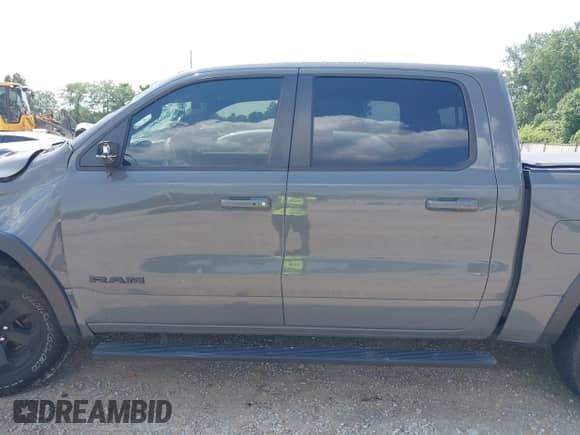 2020 Ram 1500 Rebel z VIN 1C6SRFLM8LN202602, wystawiony jako IAAI lot #42585757 z przebiegiem 46 177 mil mil oraz . Historia ofert i sprzedaży dostępna na DreamBid. Obrazek 14.