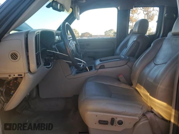 ✅ 2004 Chevrolet Silverado 1500 LS • VIN: 2GCEC19T441221823 • Lot: 90898935. Wystawiony na Copart z przebiegiem 241 158 mil. Bezpłatny archiwum sprzedaży aukcyjnych z USA i szczegółowy raport historii pojazdu na DreamBid. Zdjęcie 7.